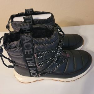 The North Face Women's Thermoball Lace Up Booties!